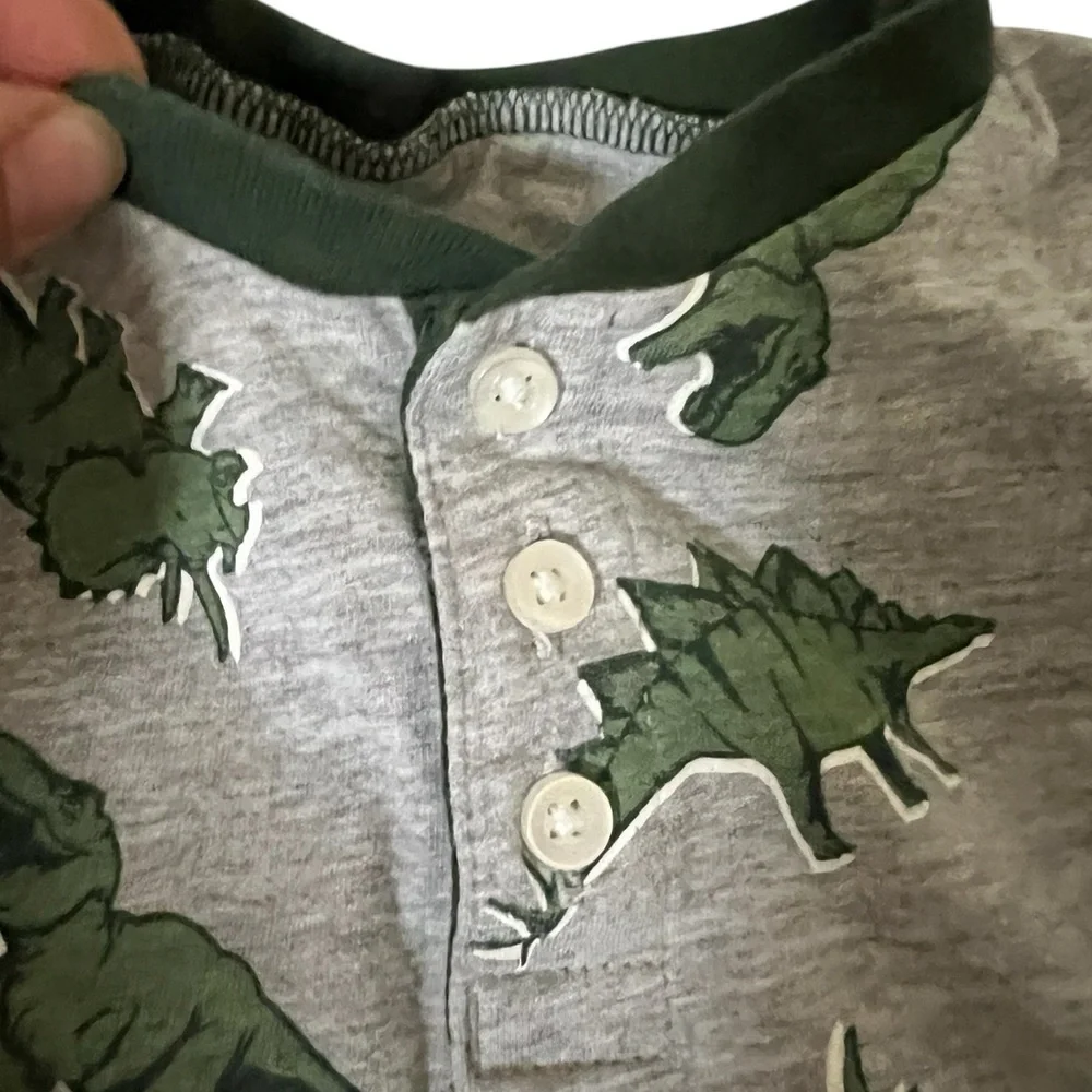 6 month Baby Clothing Set with 2 onesies (1 long & short), 2 t-shirts, 1 pants